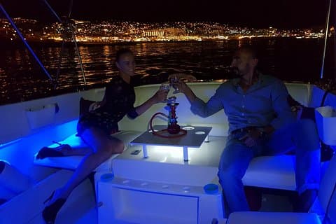 Viaje romántico en barco por la noche para 2