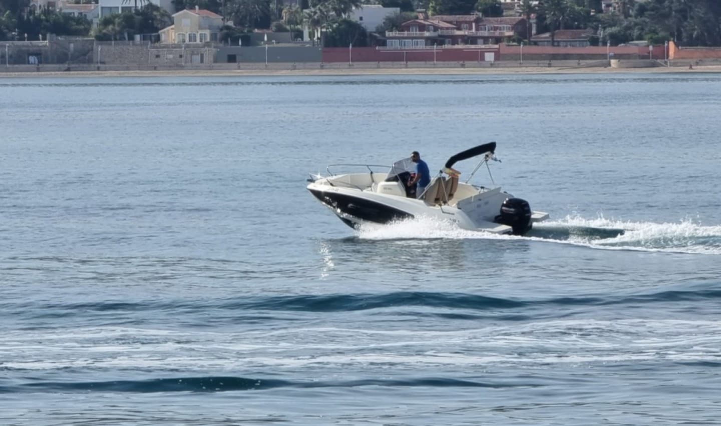 DISFRUTA LAS CRISTALINAS AGUAS DE DENIA Y JAVEA