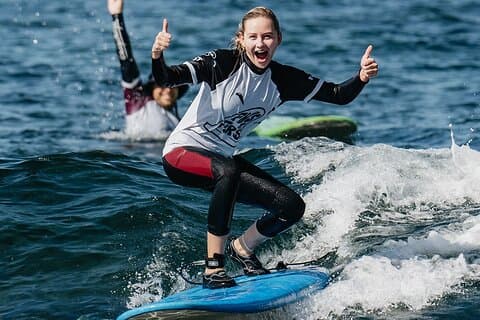 Clases de Surf para Grupos Pequeños en Playa de las Américas