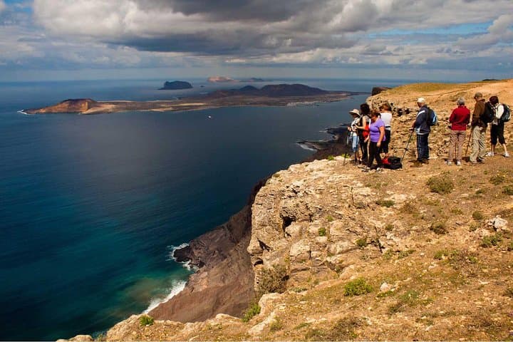 Visita a pie por el volcán la corona y el risco de Famara