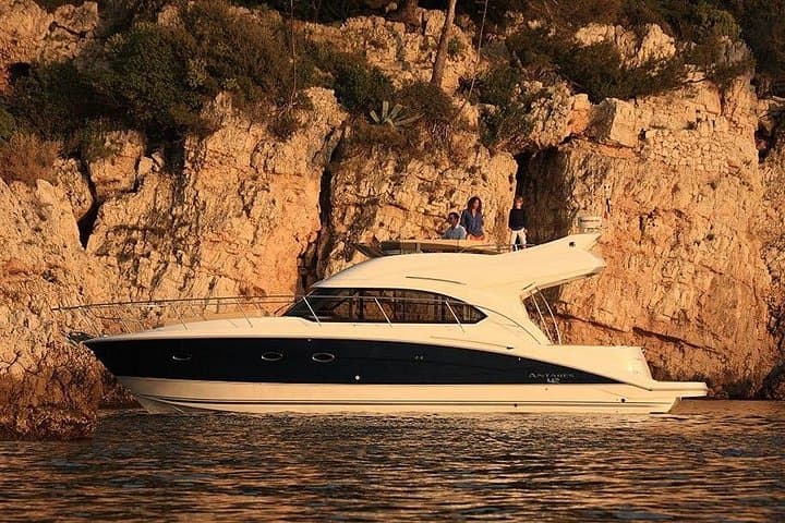 Barco de motor de lujo privado 6 y 8 horas de alquiler de día completo