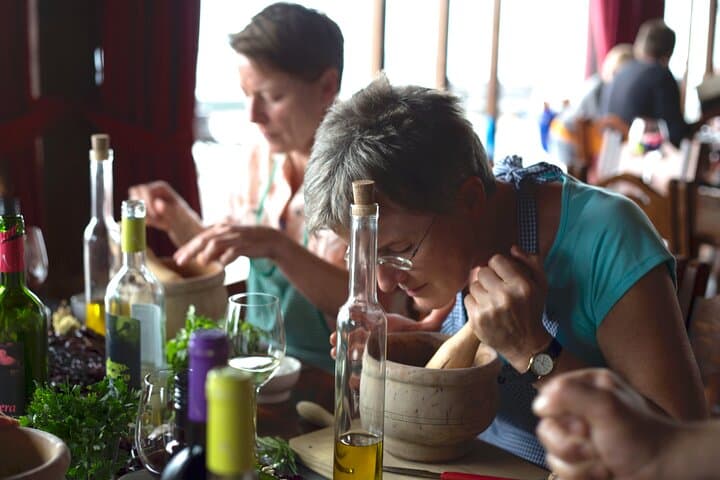 Sabores de Tenerife : Taller de Mojo, Cata de Vinos y Tour de Bodegas