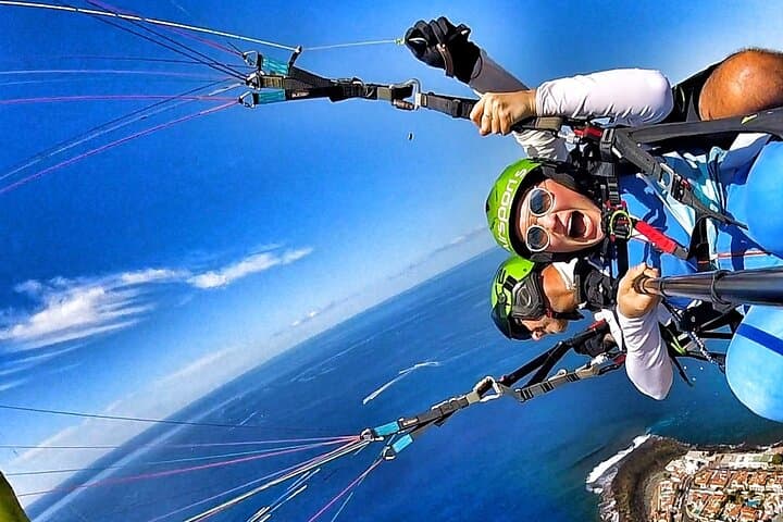 Vuelo acrobático en parapente biplaza sobre el sur de Tenerife