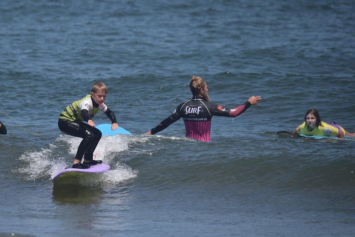 Campamento de surf para vacaciones para niños
