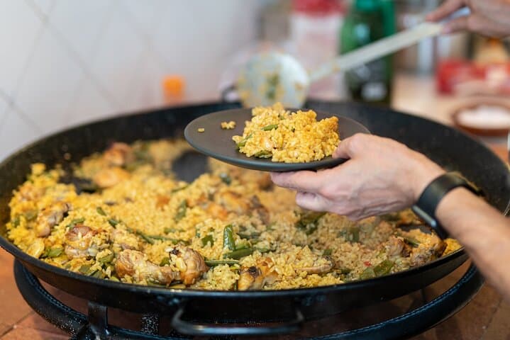 Disfruta tu Paella con Compra al Mercado de Russafa en Valencia
