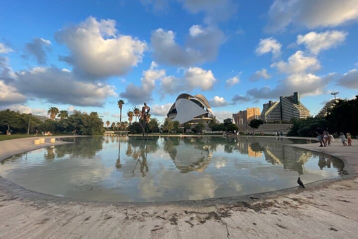 Del casco antiguo a la ciudad de las artes – Tour en bicicleta para grupos pequeños