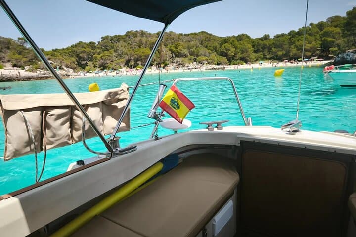 Excursión privada a vela por Menorca desde Cala Galdana