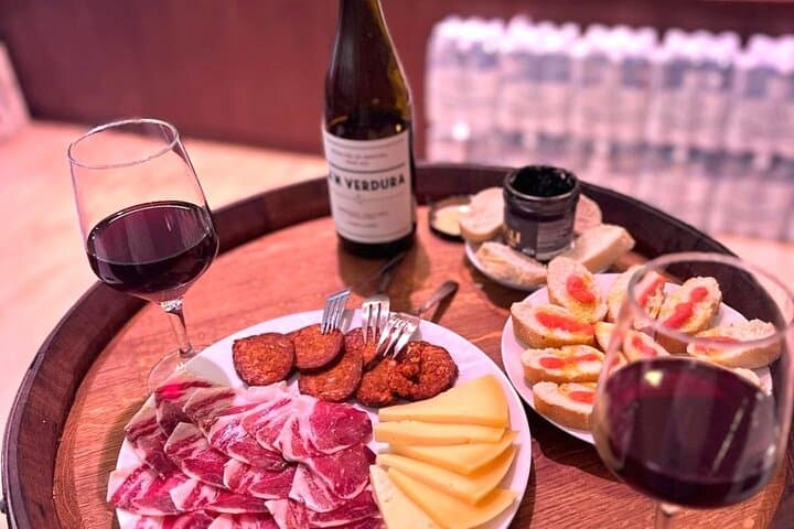 Tour a pie por el casco antiguo y el mercado de Palma con vino, jamón y queso