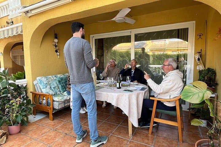 Cata de vino español con tapas locales en Alicante