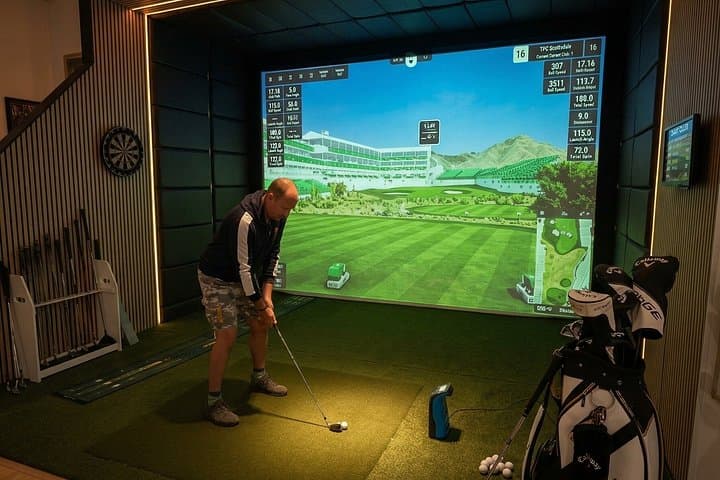 Simulador de golf interior en The Golf Cove