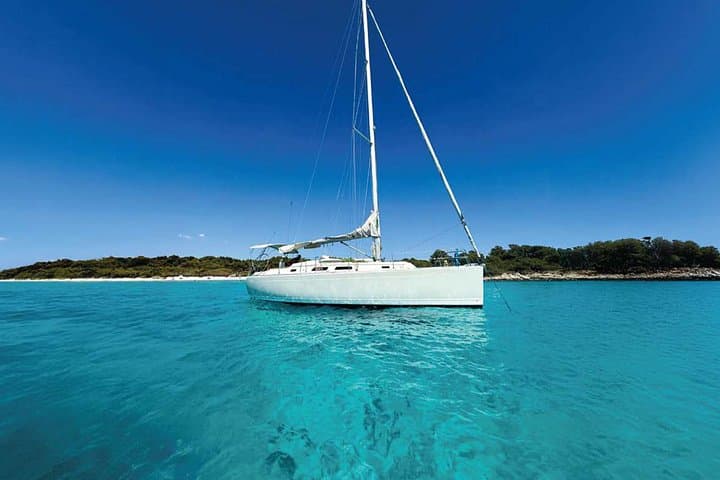 Menorca: Paseo en Velero Privado desde Cala Galdana por el Sur