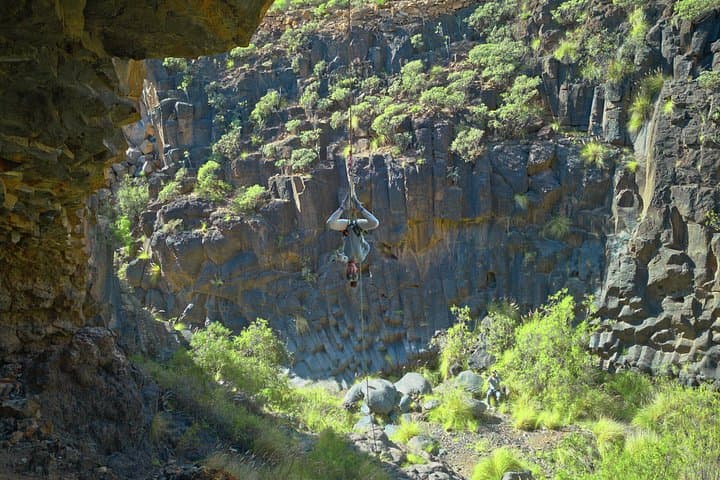Aventura de rappel en barranco volcánico en Tenerife para principiantes
