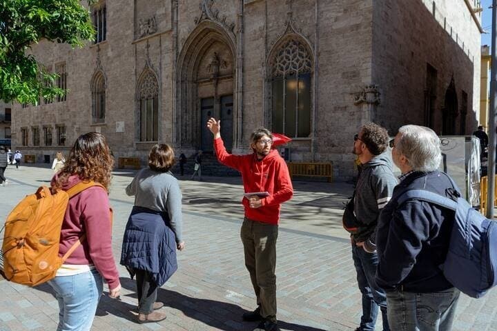 Excursión a pie medieval a Valencia en grupos pequeños con guía local