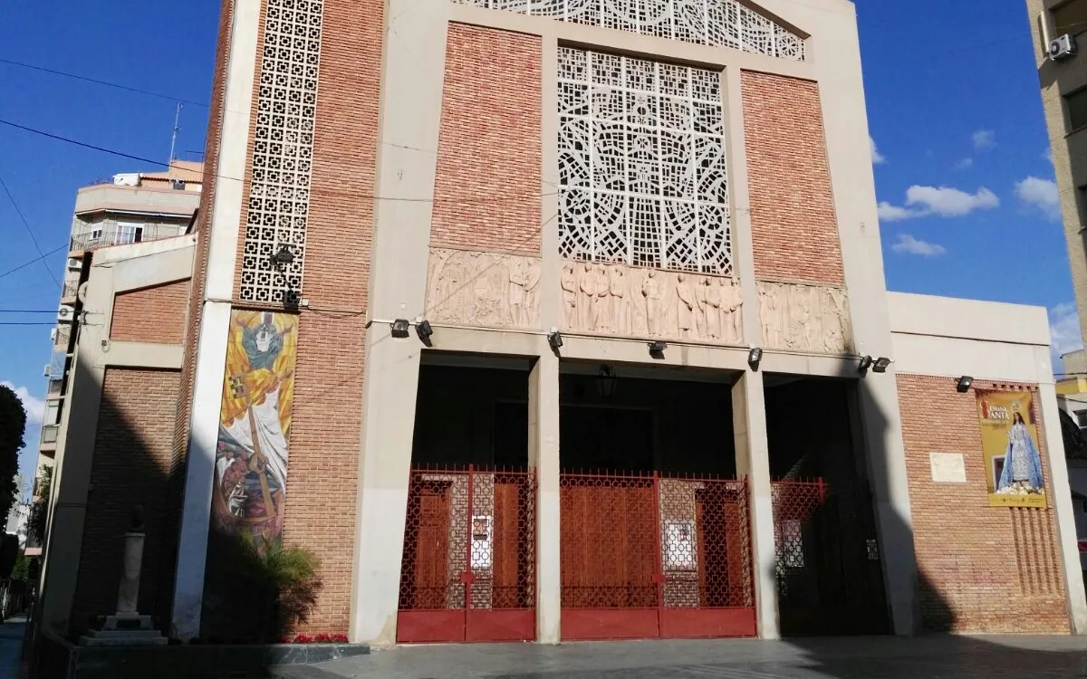 Vista de Iglesia de San Pedro Apostol, imagen relacionada con Aeropuerto a Alcantarilla: bus, taxi y consejos