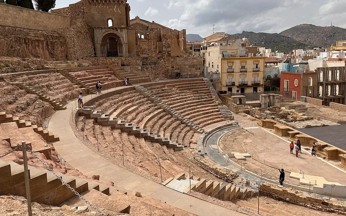 Vista de The Roman Theatre, Cartagena, Murcia, Spain, imagen relacionada con Aeropuerto a Cartagena: bus, taxi y consejos