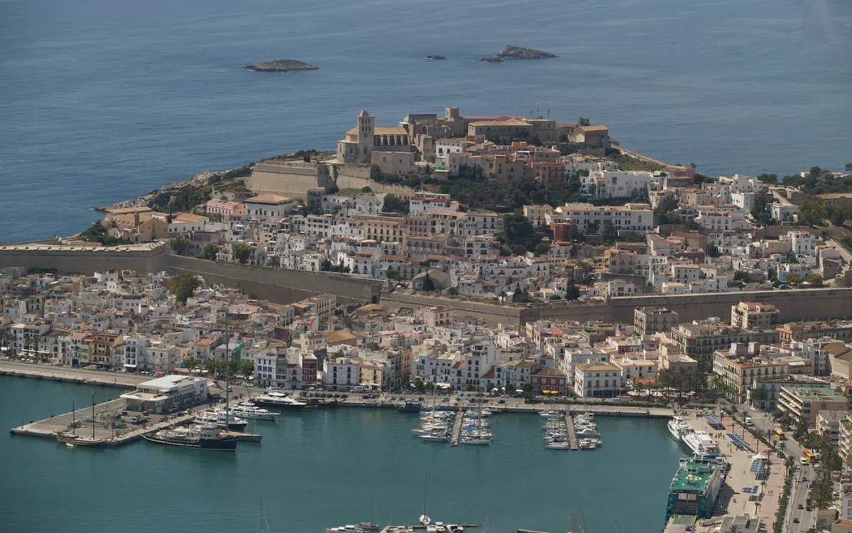 Vista de Dalt Vila 004, imagen relacionada con Aeropuerto a Ibiza: bus, taxi y consejos