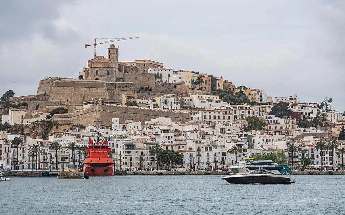 Vista de Ibiza City Dalt Vila from seaport asv2023-04, imagen complementaria relacionada con Aeropuerto a Ibiza: bus, taxi y consejos