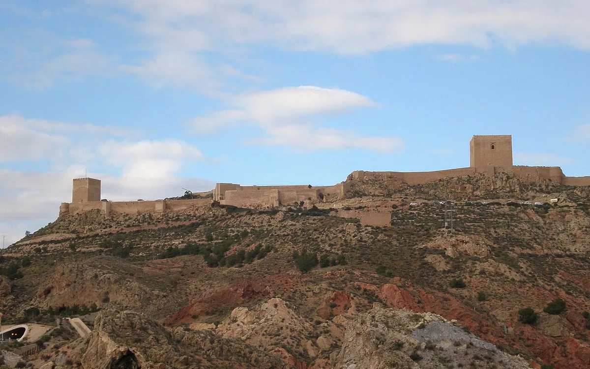 Vista de Castillo de Lorca (Fortaleza del Sol), imagen relacionada con Aeropuerto a Lorca: bus, taxi y consejos