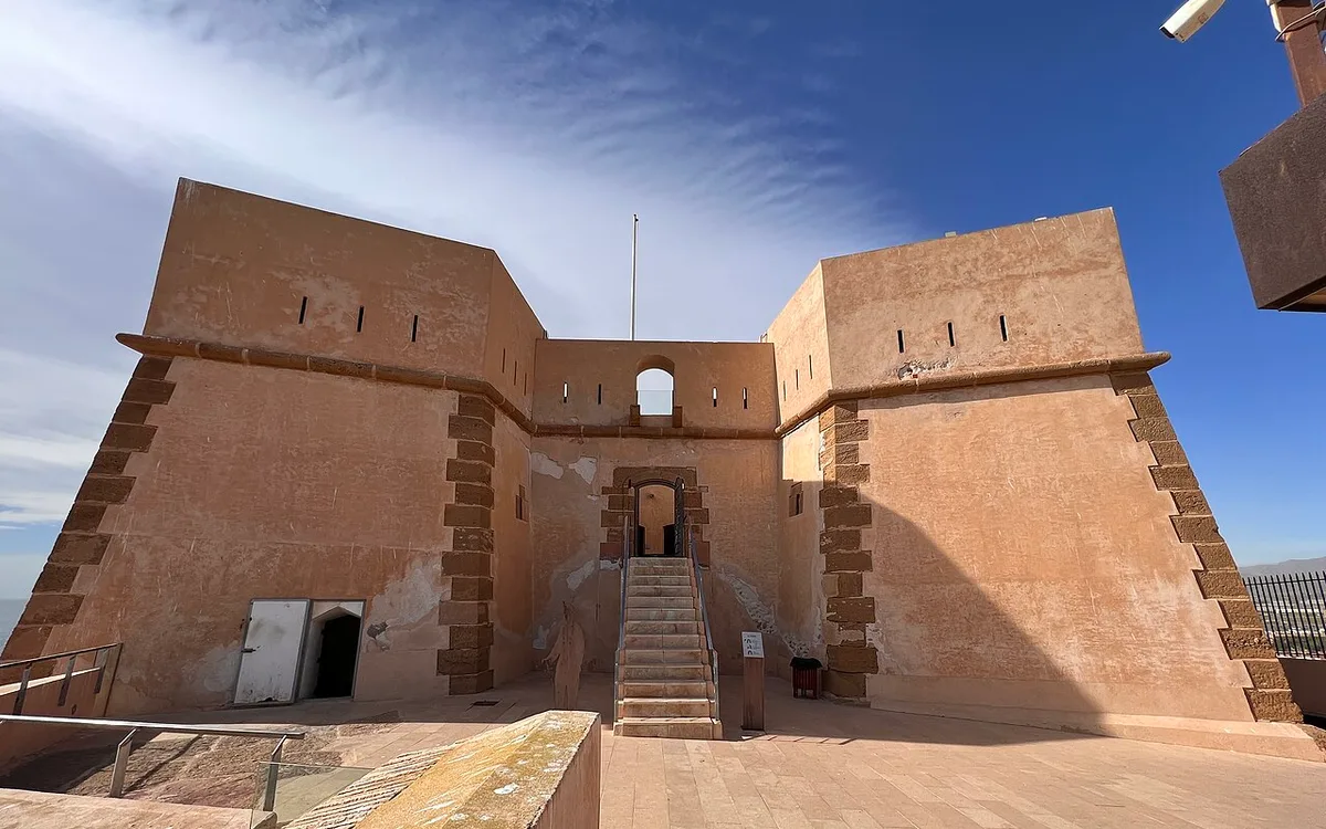 Vista de CSJA Fortress Main building, imagen relacionada con Eventos en Águilas: cómo llegar sin coche