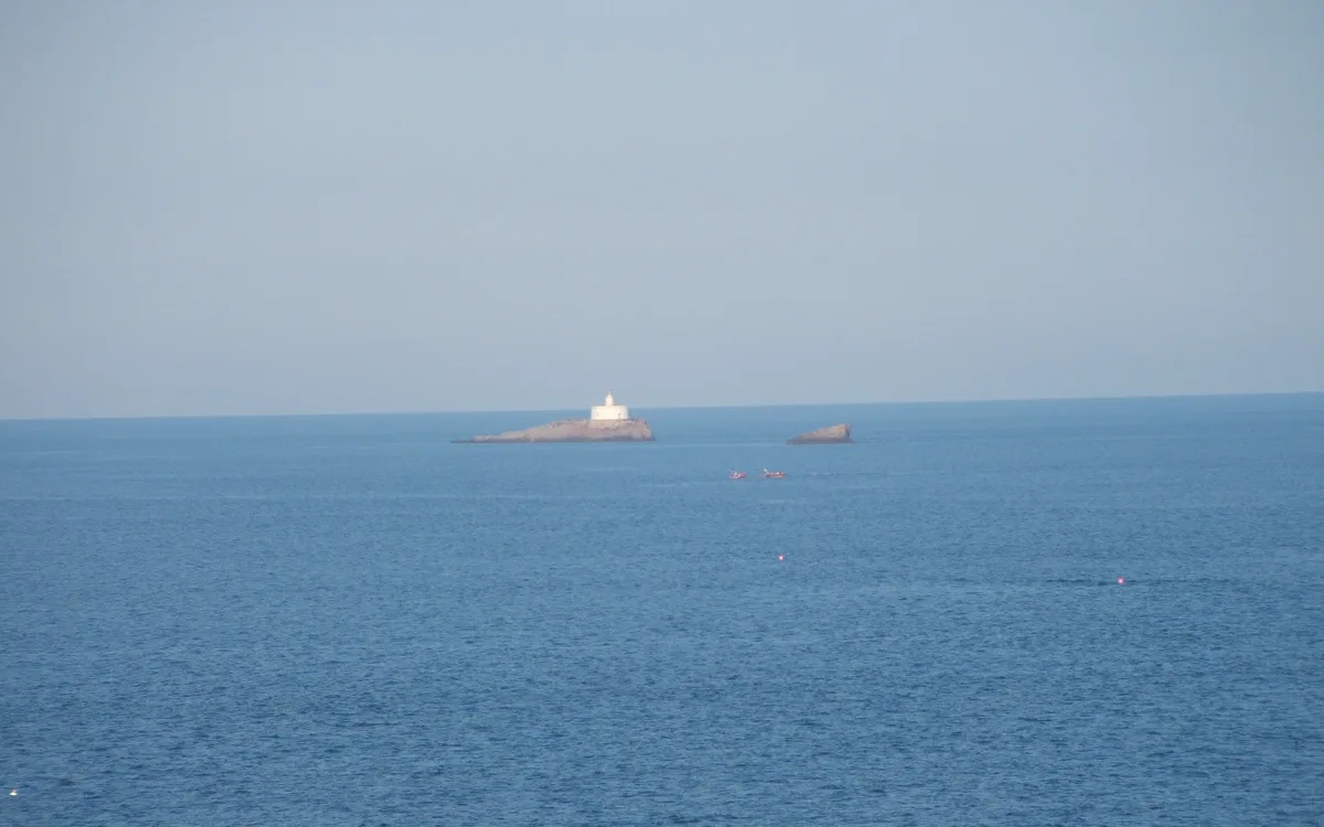 Islas del Mar Menor con pequeñas embarcaciones navegando, Murcia, en un día de verano