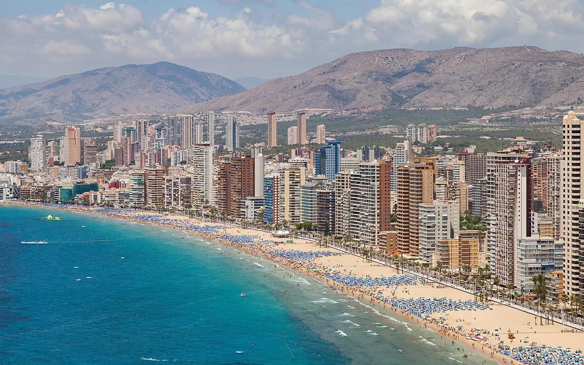 Vista de Playa de Levante, Benidorm, España, 2014-07-02, DD 86, imagen relacionada con Playas cerca de Benidorm en transporte público