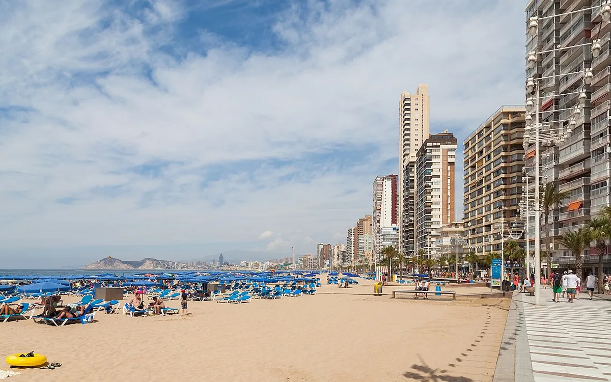 Vista de Playa de Levante, Benidorm, España, 2014-07-02, DD 01, imagen complementaria relacionada con Playas cerca de Benidorm en transporte público