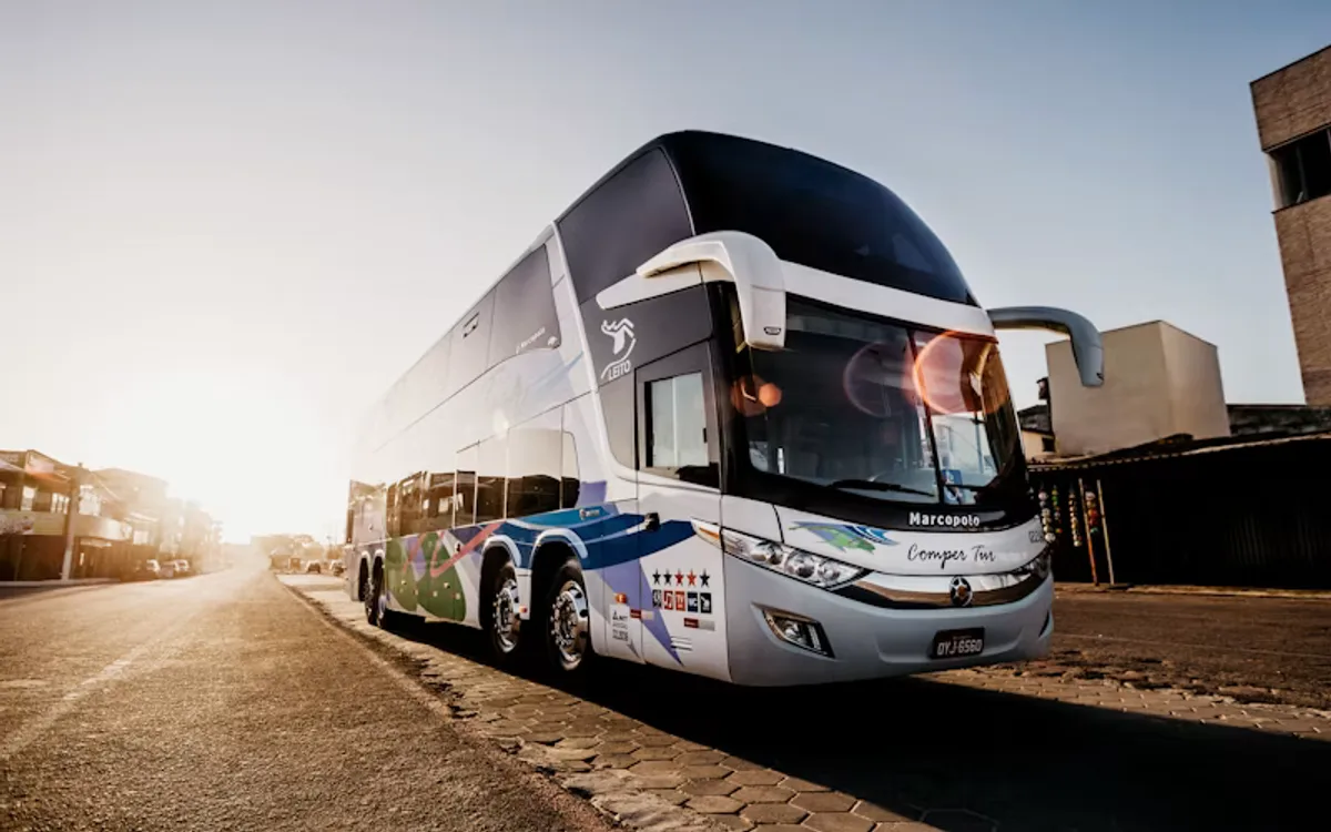 Long-distance bus on a Spanish road with mountains — Photo on Unsplash