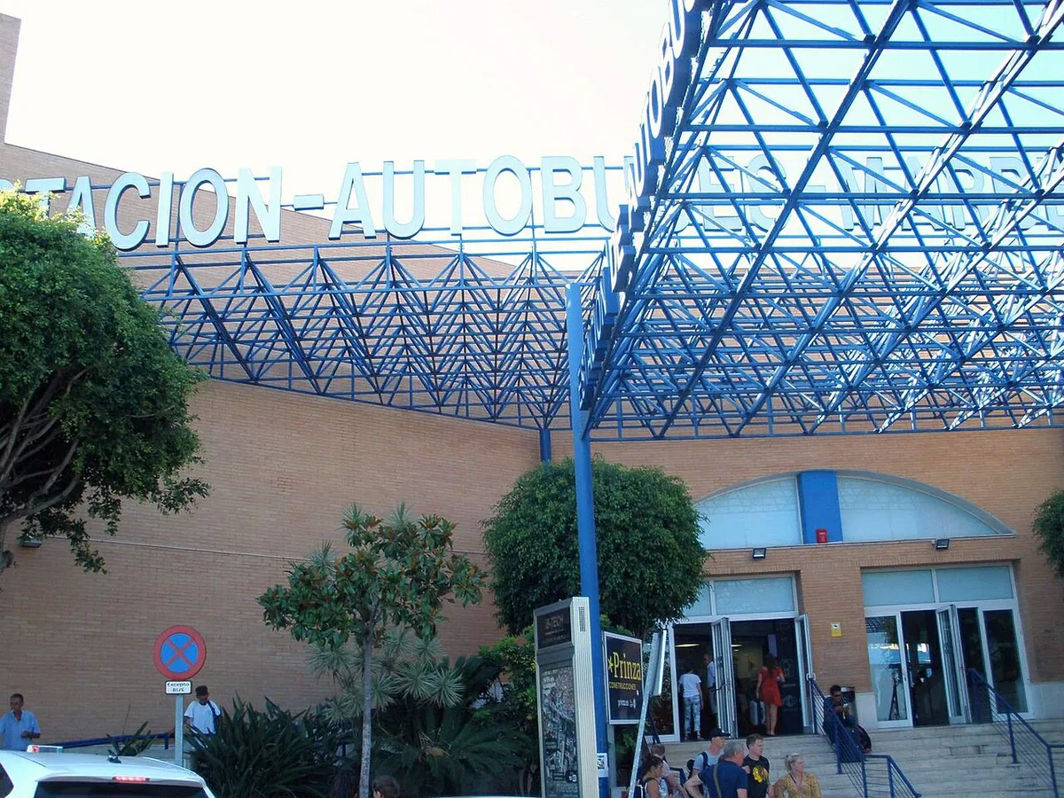 Entrada de la estación de autobuses de Marbella — Zarateman / CC0