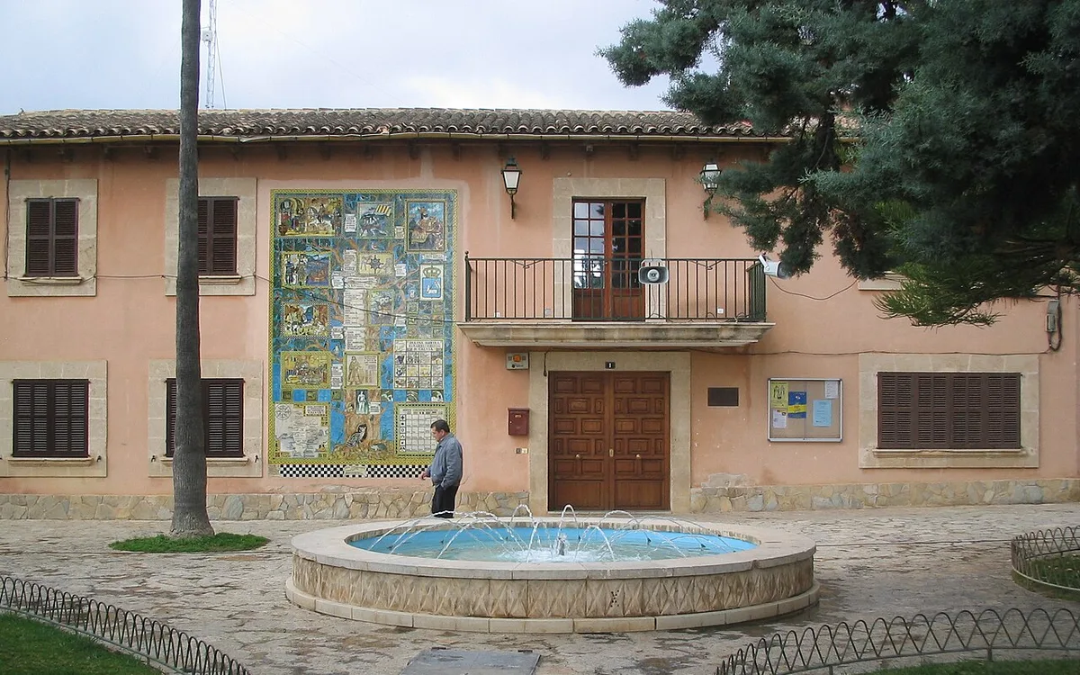 Vista de AjuntamentAntic-Calvià-Mallorca-rafax, imagen relacionada con Eventos en Calvià: cómo llegar sin coche