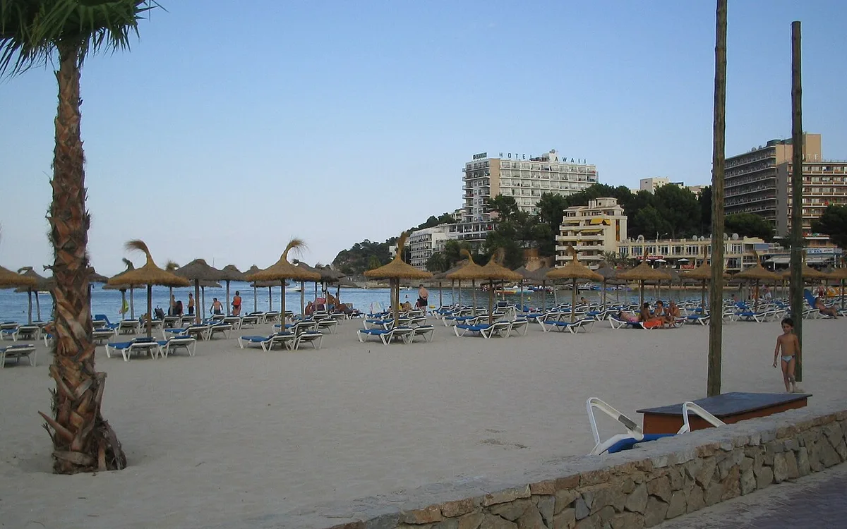 Vista de Playa de Palma Nova, imagen relacionada con Playas cerca de Calvià en transporte público