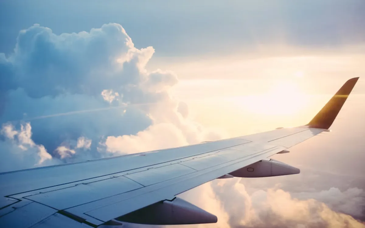 Málaga airport terminal with planes — Photo on Unsplash