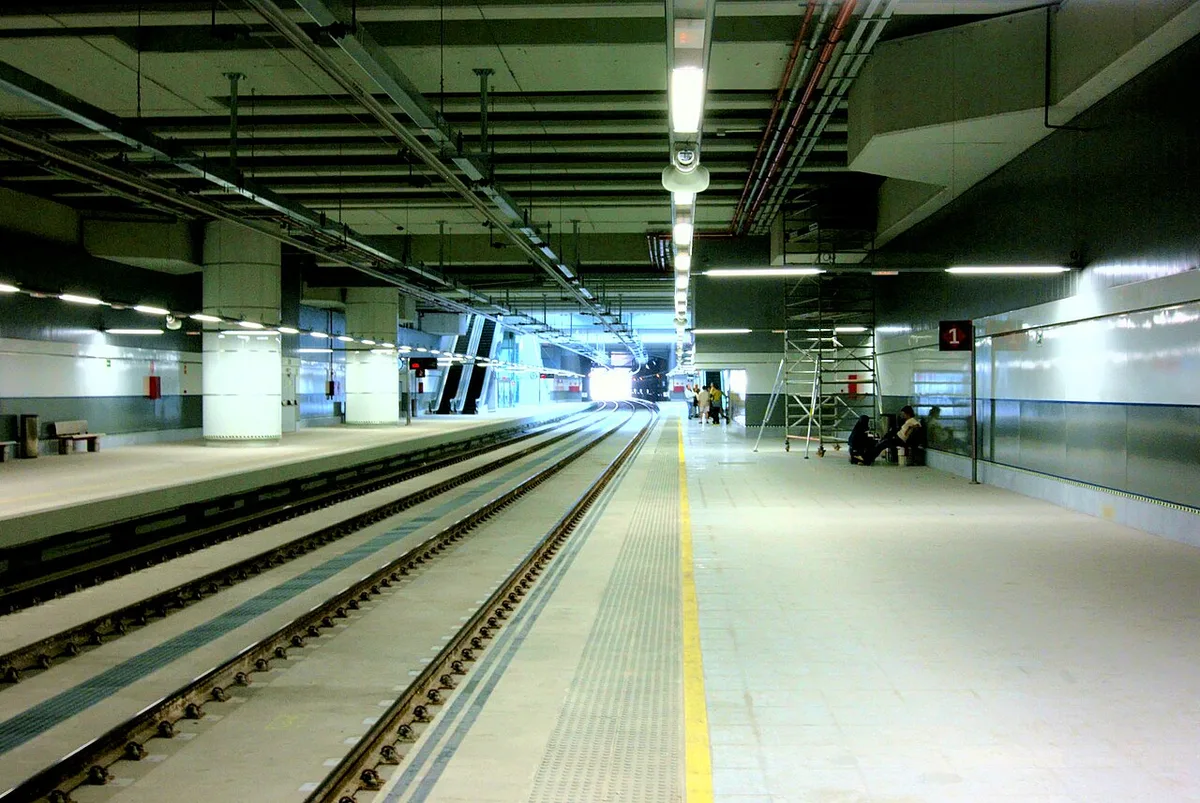 Andén de Cercanías en la estación Aeropuerto de Málaga — HrAd / CC BY-SA 4.0