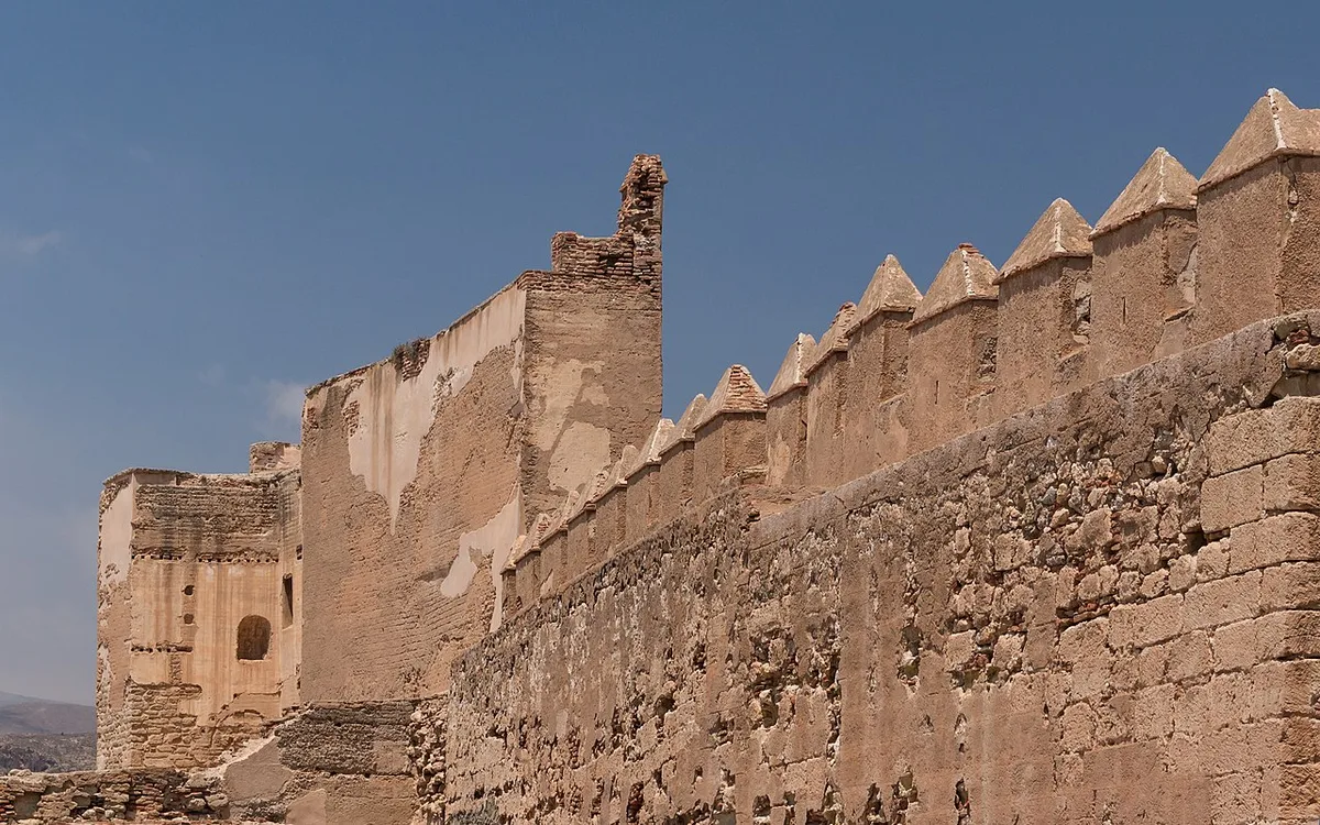 Vista de Ruined walls, Alcazaba, Almeria, Spain, imagen complementaria relacionada con Cómo moverse por Almería en transporte público