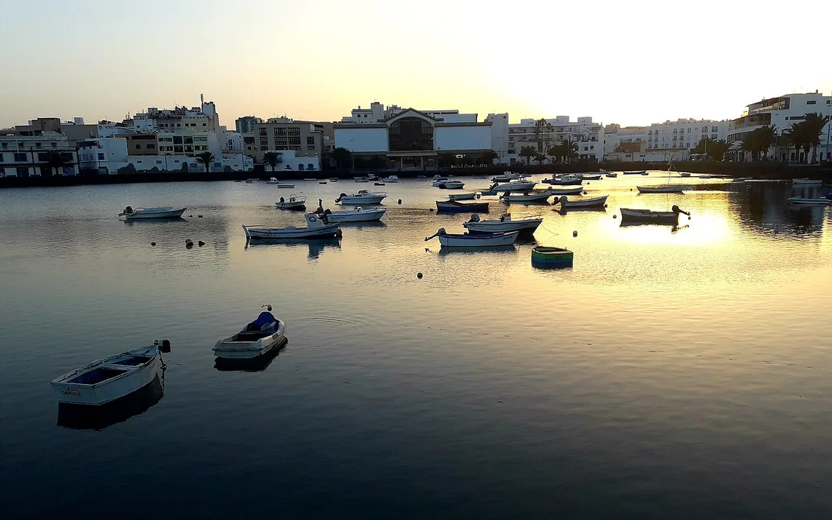 Vista de Vista al atardecer del Charco de San Ginés, en Arrecife, Lanzarote (Islas Canarias) España, imagen relacionada con Cómo moverse por Arrecife en transporte público