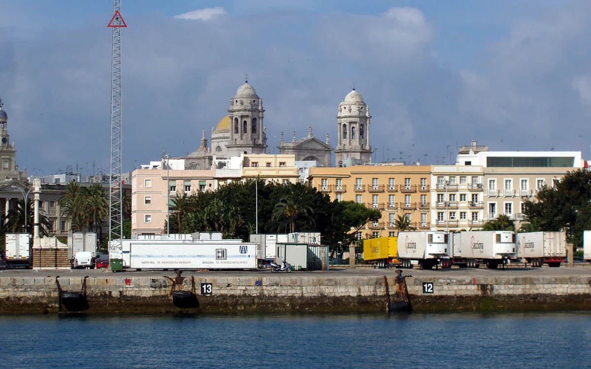 Vista de Catedral del Cádiz vista desde el mar, imagen relacionada con Cómo moverse por Cádiz en transporte público