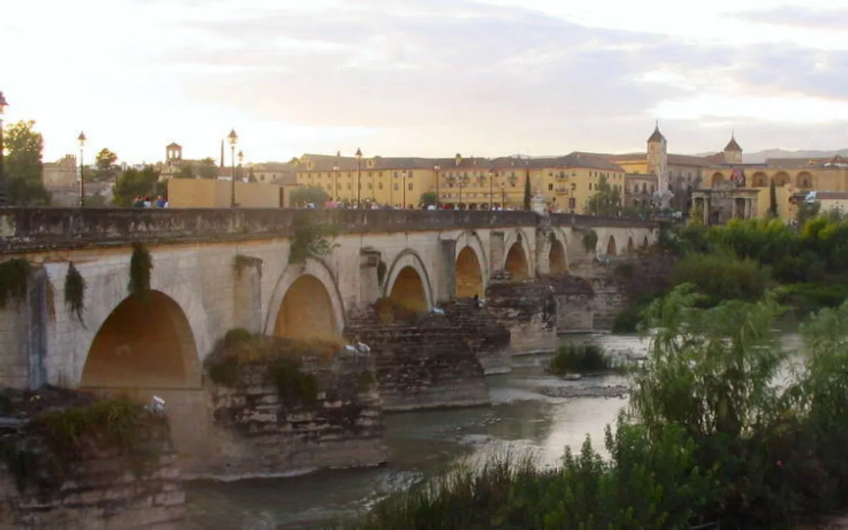 Vista de Cordoba, Roman Bridge and Mosque-Cathedral, imagen relacionada con Cómo moverse por Córdoba en transporte público