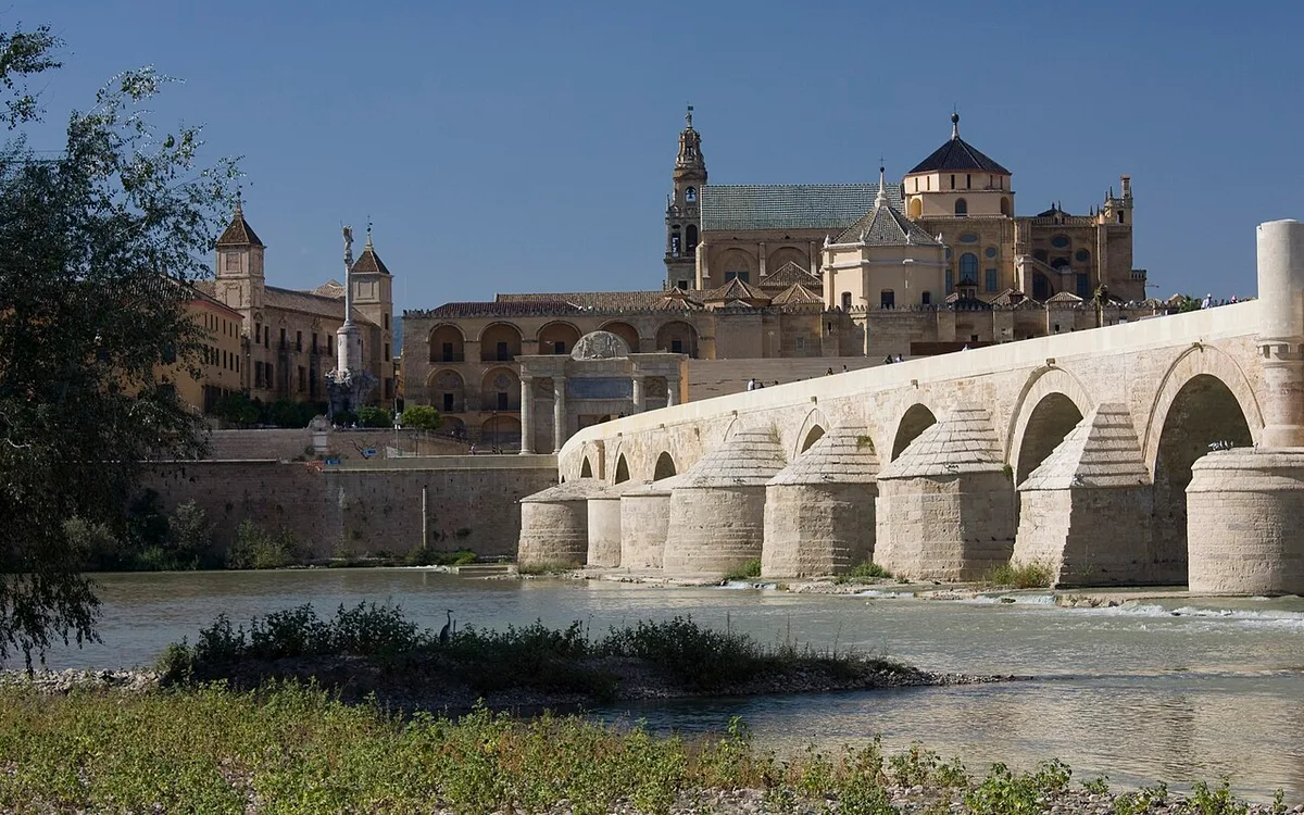 Vista de Córdoba-Puente Romano-Arco de Felipe II-Mezquita-20110917, imagen complementaria relacionada con Cómo moverse por Córdoba en transporte público