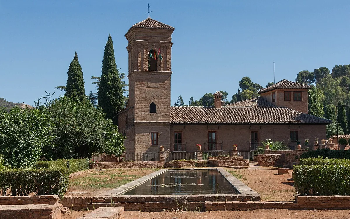 Vista de Convento San Francisco parador Alhambra Granada Spain, imagen complementaria relacionada con Cómo moverse por Granada en transporte público