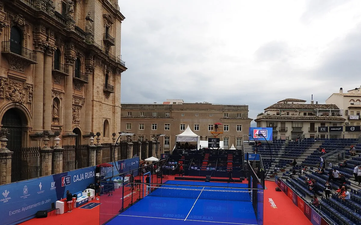 Vista de Catedral de Jaén with Padel, imagen complementaria relacionada con Cómo moverse por Jaén en transporte público