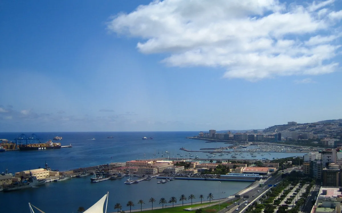 Vista de Las palmas de gran canaria vista intercambiador muelle ciudad del mar, imagen relacionada con Cómo moverse por Las Palmas de Gran Canaria en transporte público