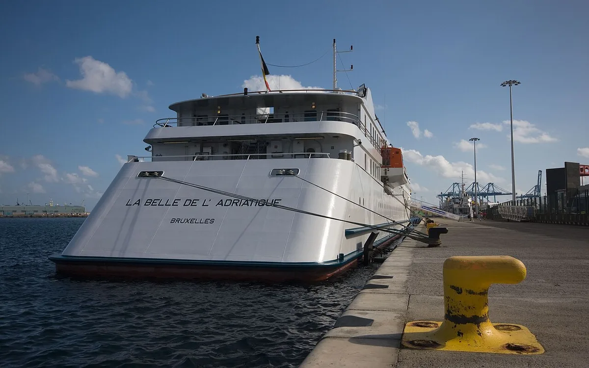 Vista de El Crucero MS Belle del Adriático en el muelle de Santa Catalina de Las Palmas de Gran Canaria Islas Canarias (6413449757), imagen complementaria relacionada con Cómo moverse por Las Palmas de Gran Canaria en transporte público