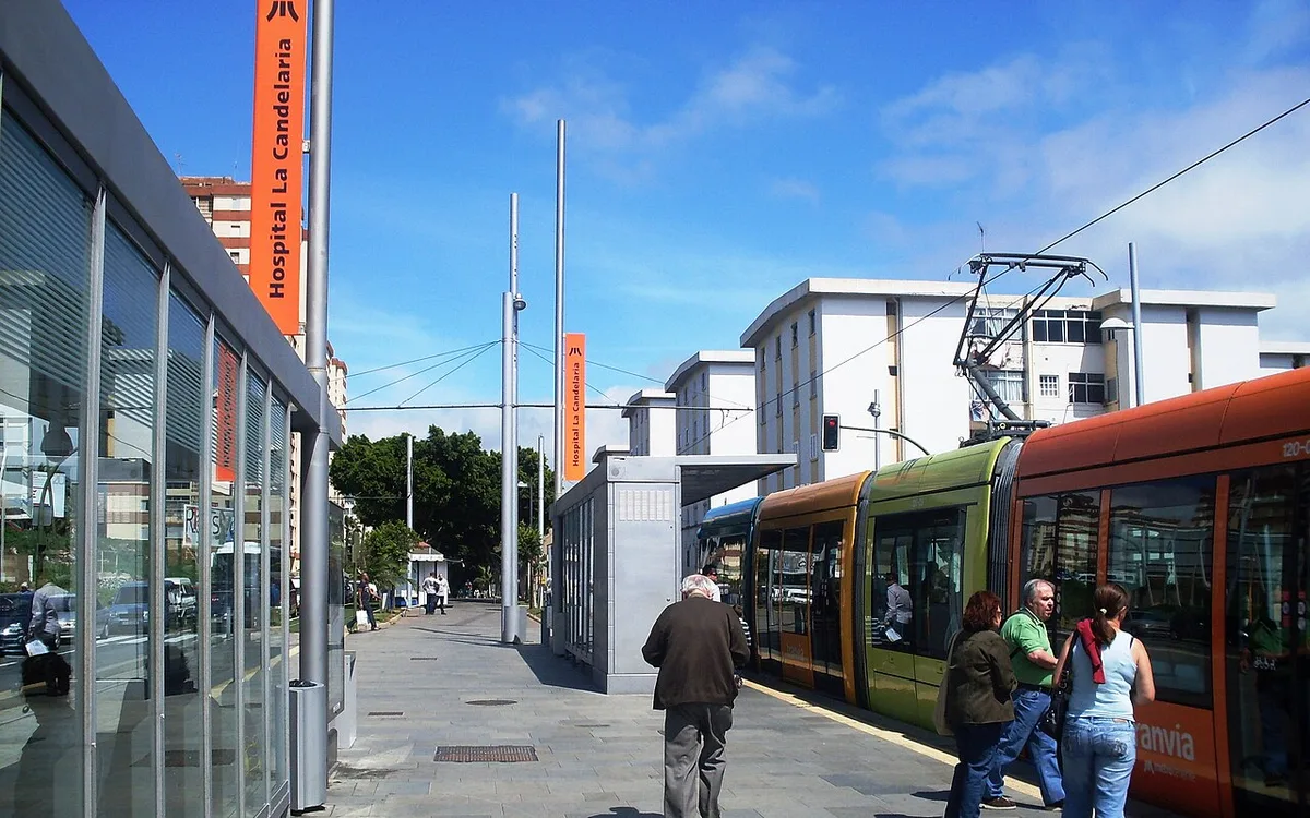 Vista de Hospital La Candelaria (Tranvía de Tenerife), imagen complementaria relacionada con Cómo moverse por Santa Cruz de Tenerife en transporte público