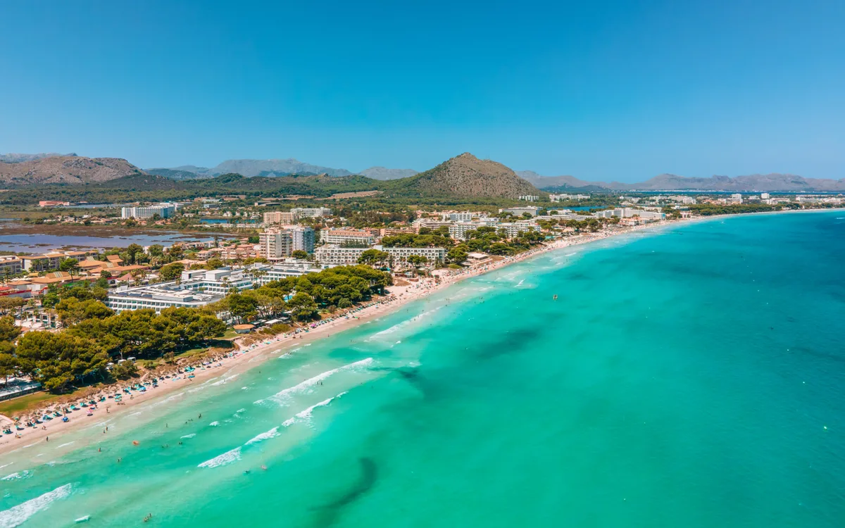 Vista aérea de Playa de Muro, cerca de Alcúdia, Mallorca — YarosSyubayev, CC BY-SA 4.0, Wikimedia Commons