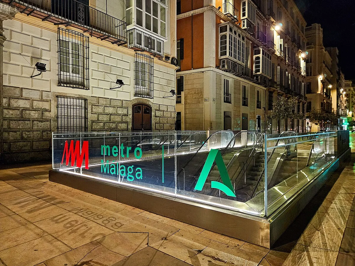 Acceso a la estación Atarazanas del Metro de Málaga en Alameda Principal — Alan Grant / CC BY 4.0