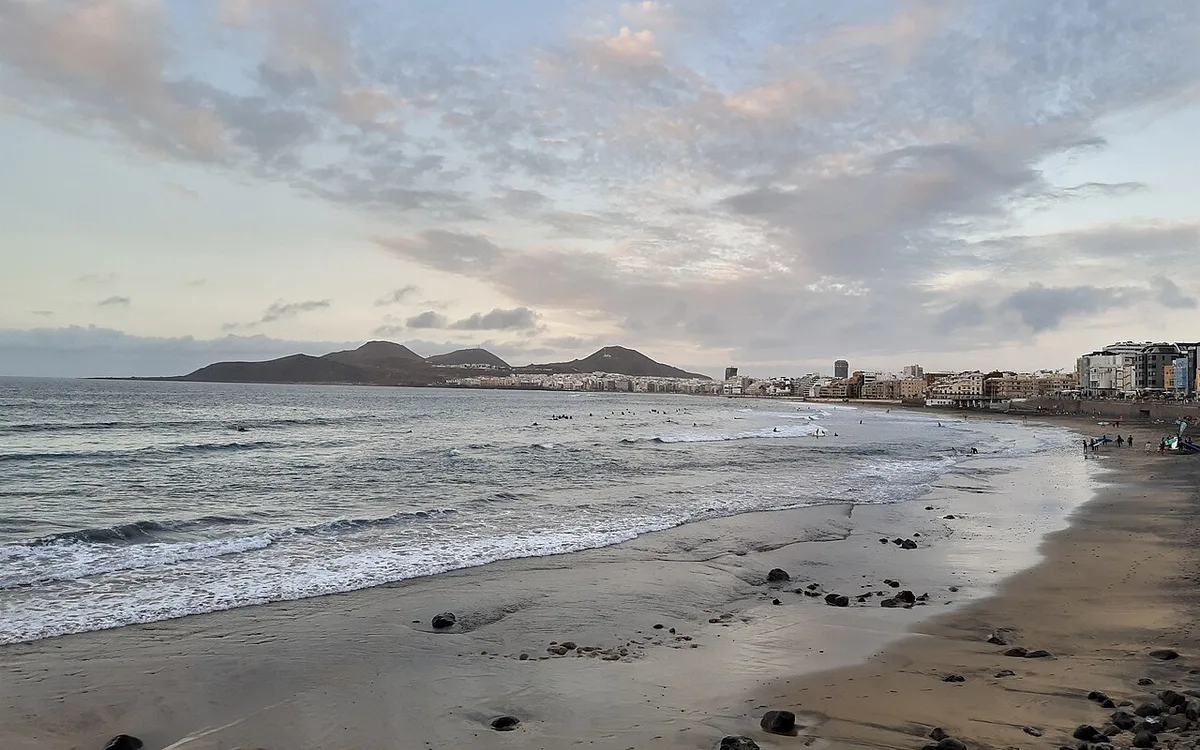 Playa de Las Canteras vista desde el sur, Las Palmas de Gran Canaria — Gerda Arendt, CC BY-SA 4.0, Wikimedia Commons
