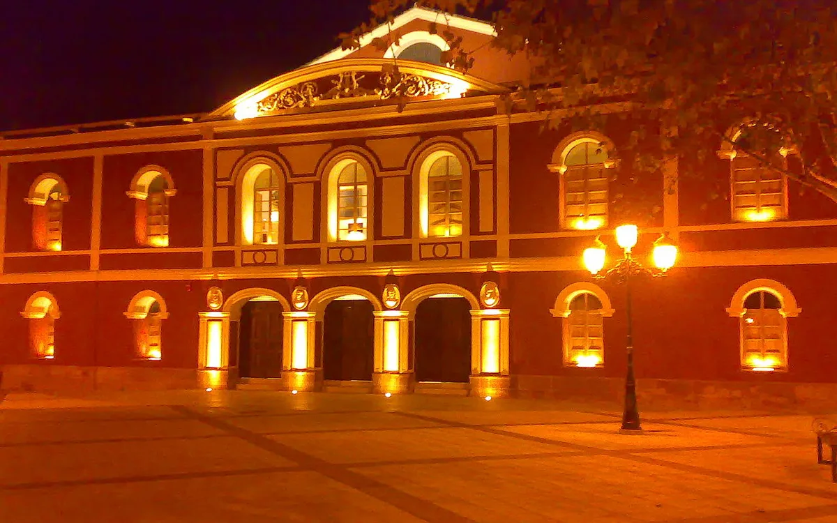 Vista de Teatro Guerra de noche (Lorca), imagen complementaria relacionada con Eventos en Lorca: cómo llegar sin coche