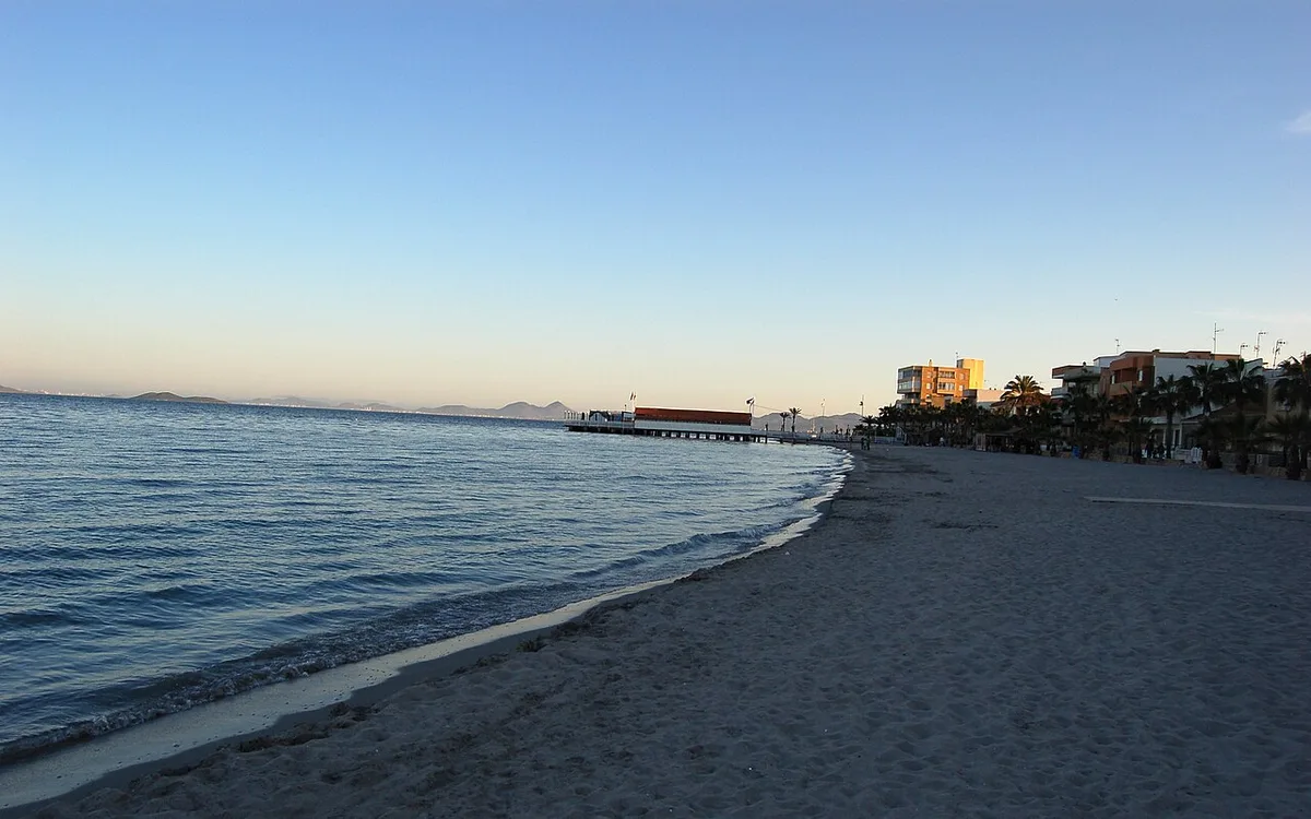 Vista de Los Alcazares del mar menor, imagen relacionada con Playas cerca de Molina de Segura en transporte público
