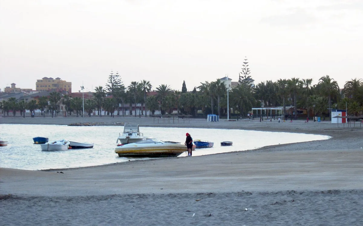 Vista de Playa de Los Narejos en Los Alcázares, imagen complementaria relacionada con Playas cerca de Molina de Segura en transporte público