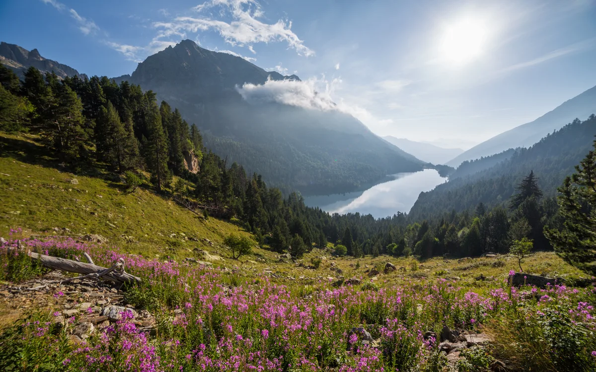 Estany de Sant Maurici en el Parque Nacional de Aigüestortes, Pirineo de Lleida