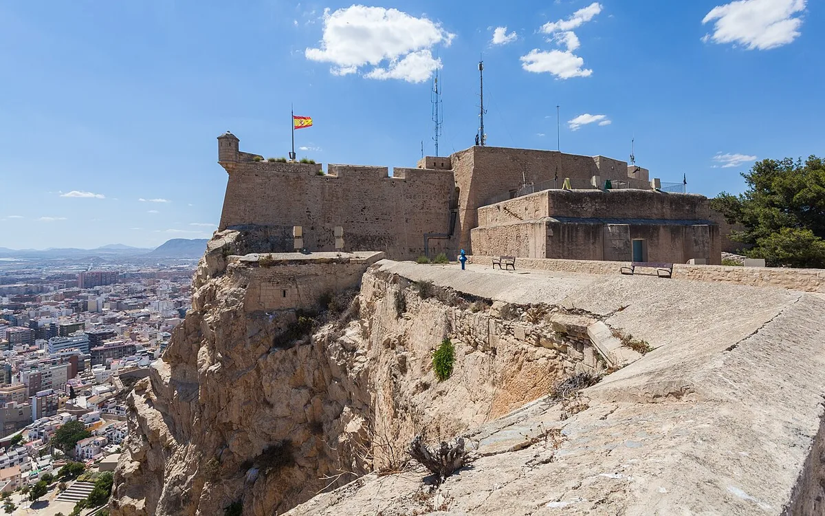 Vista de Castillo de Santa Bárbara, Alicante, España, 2014-07-04, DD 51, imagen complementaria relacionada con Qué ver en Alicante y cómo moverte